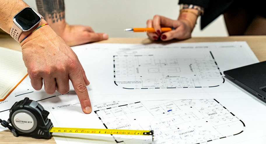 Analyse de plans de construction avec un courtier ETIK Assurance pour la garantie décennale et la dommage-ouvrage du BTP.