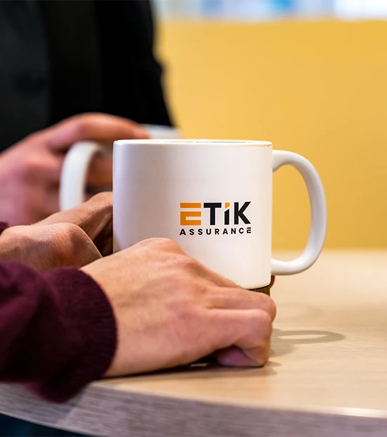 Échange convivial entre les collaborateurs du cabinet ETIK Assurance, courtier spécialisé à Dardilly près de Lyon.