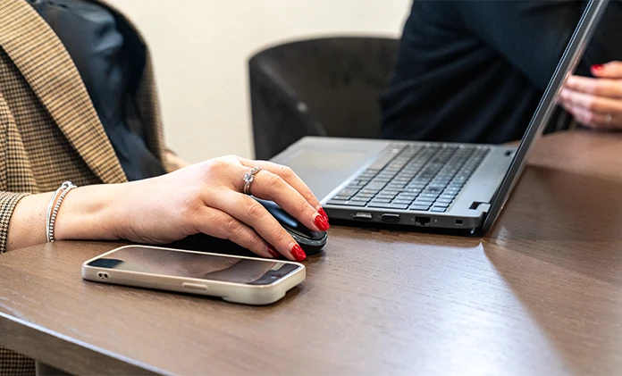 Utilisation d'un ordinateur pour télécharger les documents types et la réglementation de l'assurance décennale.