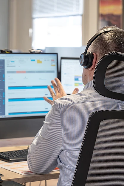 Collaborateur d'un cabinet d'assurance en ligne avec un casque pour conseiller et gérer les dossiers de nos clients.