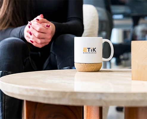 Entretien de conseil avec le cabinet ETIK Assurance, courtier spécialisé pour les professionnels de la construction.