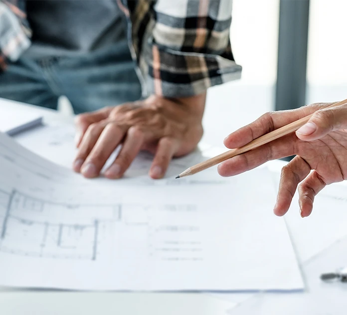 Illustration des solutions Assurance décennale pro. intellectuel du bâtiment adaptées aux besoins de la profession Expert en construction - ETIK Assurance