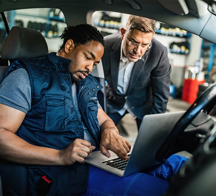 Illustration des solutions Assurance professionnels de l’auto adaptées aux besoins de la profession Réparateur automobile - ETIK Assurance