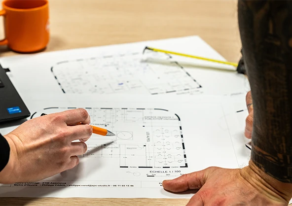 Analyse de plans de construction pour illustrer nos partenariats avec les professionnels et fédérations du bâtiment.